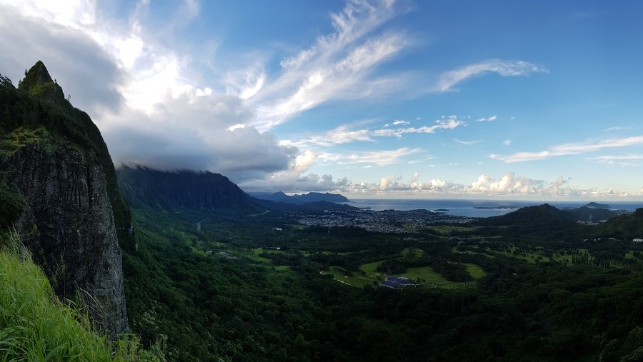 Ausblick über vulkanische Steilklippen vom Nuuanu Pali Lookout auf Oahu, Hawaii